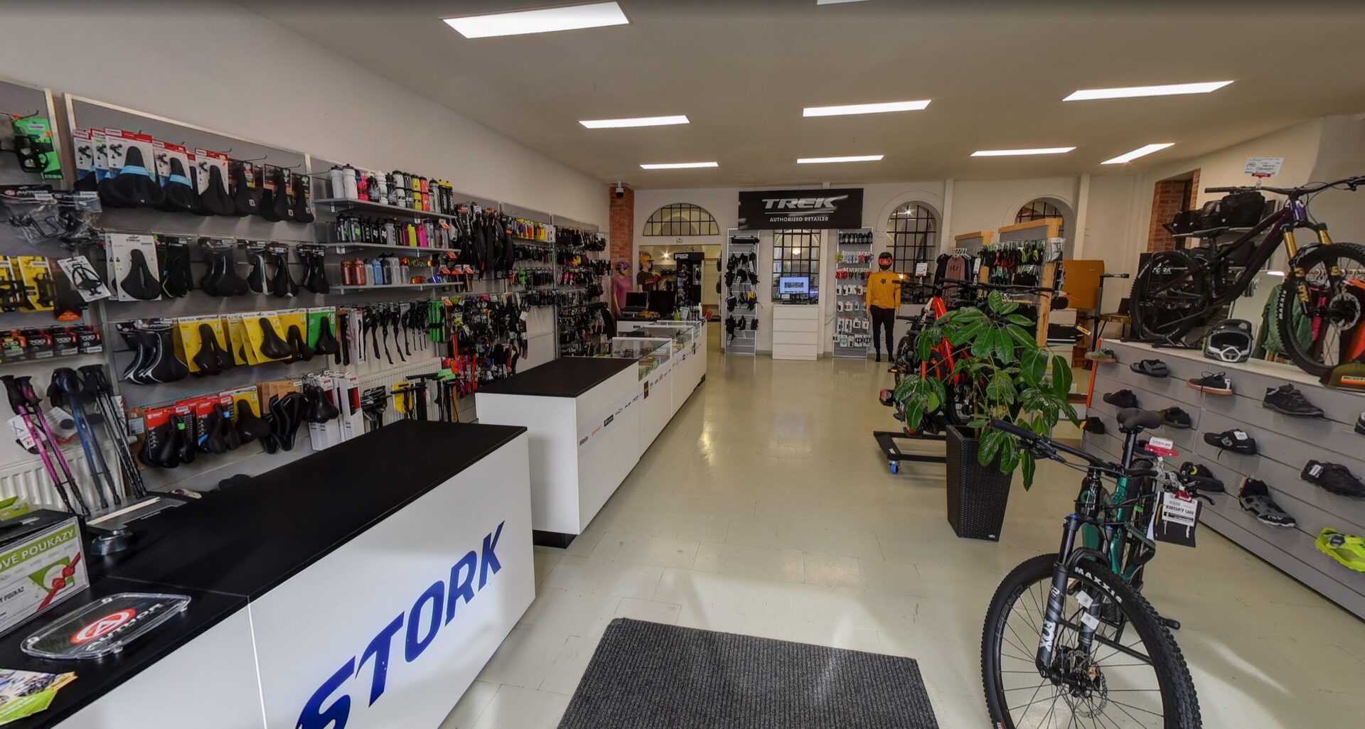 Interiér prodejny Flystork — pokladna a TREK Authorized Retailer koutek