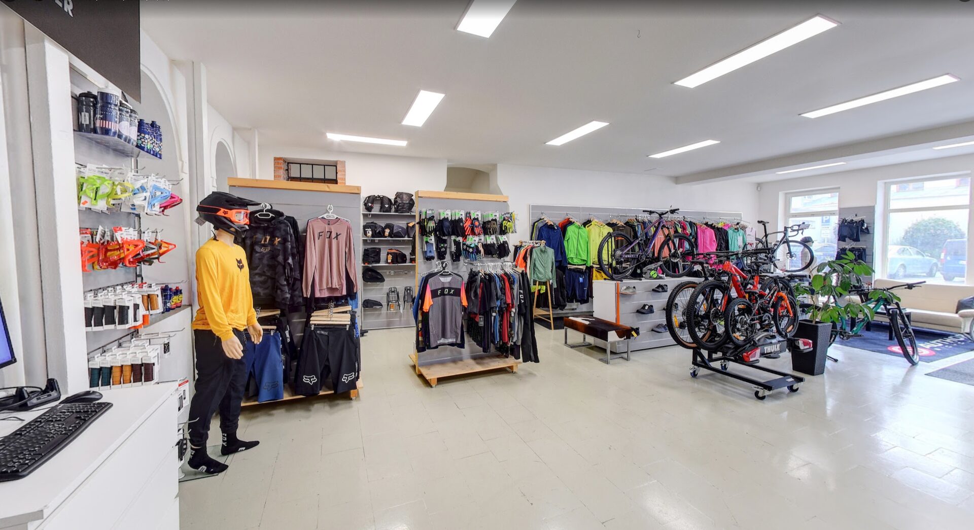 Showroom oblečení a e-kol v prodejně Flystork Třebíč