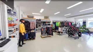 Showroom oblečení a e-kol v prodejně Flystork